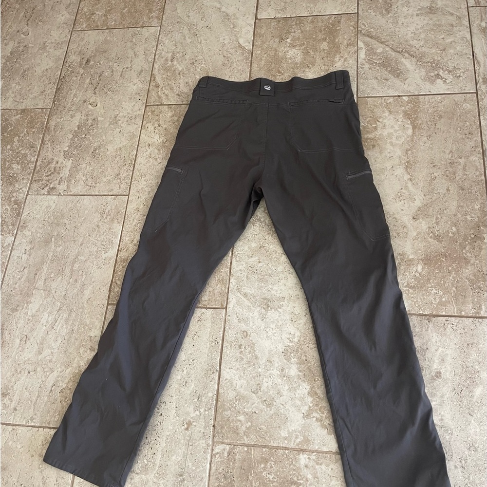 Men's wrangler brown pants, 2 zipper pockets, 2 regular pockets.